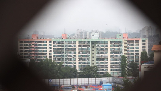 정부가 실거주를 이유로 들며 계약 연장을 거절한 집주인에 대해 세입자들이 실거주 여부를 들여볼 수 있도록 제도를 손질할 예정이다. 사진은 서울 서초구 일대의 한 아파트 단지 전경.<연합뉴스>